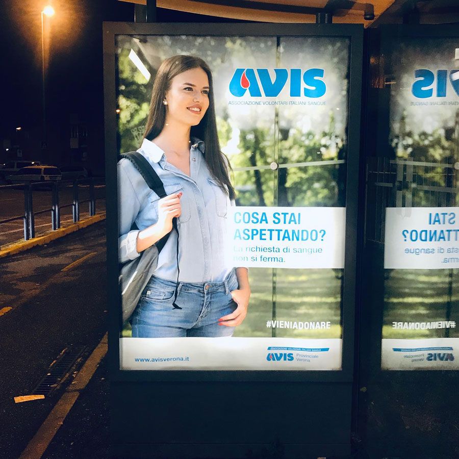 pubblicità avis su pensiline attesa autobus