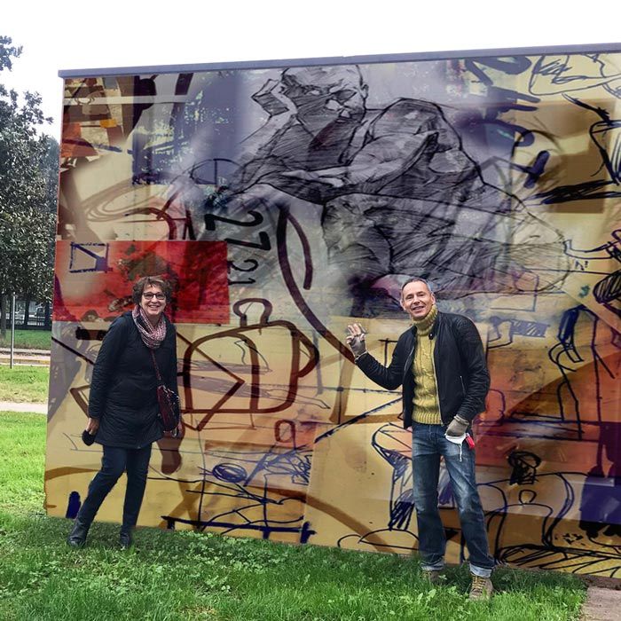 Elena davanti al murales di Massimo Soprano