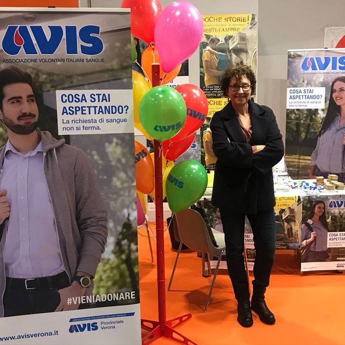 Elena Fattorelli davanti a stand Avis
